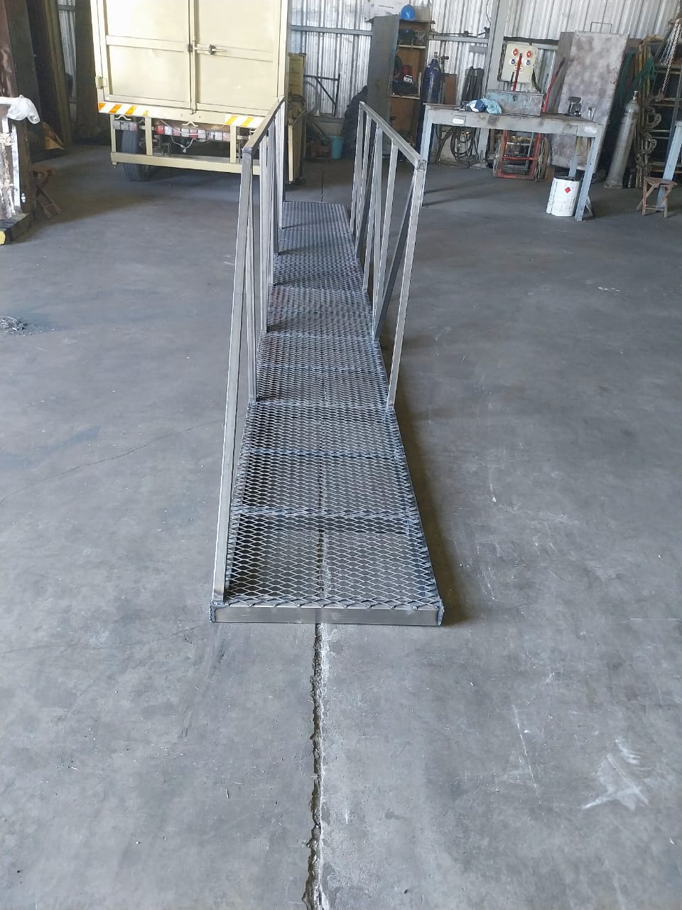 Fabricación, arenado y orientados de pasarela, empresa tys